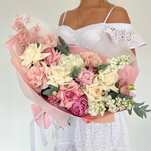 Ramo de rosas peonías y peonías