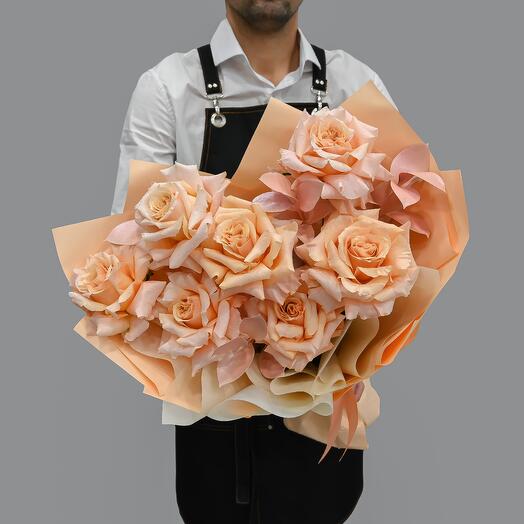 Ramo de rosas francesas y Ruscus