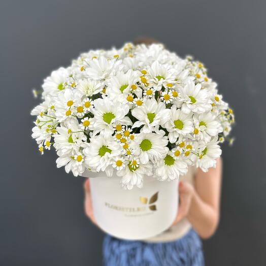 Шляпная коробка с хризантемами и ромашками