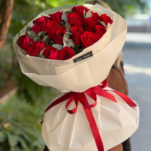 Ramo de rosas rojas y vegetación de eucalipto en una decoración elegante