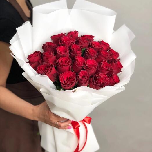 25 алых роз в модной упаковке