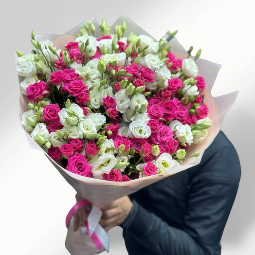 Bouquet of bush roses and eustoma