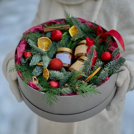Подарочный набор с ароматическими свечами и гирляндой из нобилиса в круглой коробке