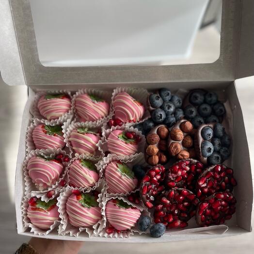 Клубника, голубика, гранат, фундук в шоколаде