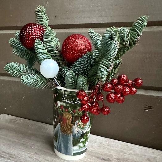 Новогодняя композиция из нобилиса в стаканчике
