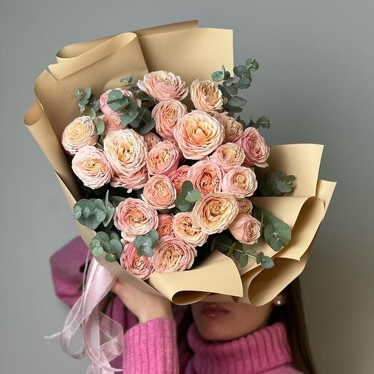 Monobooket de 5 rosas de arbusto de peonía Tendresse con eucalipto