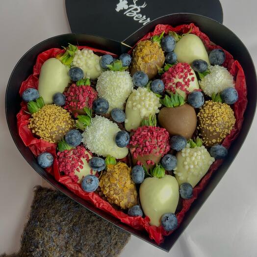 Клубника в шоколаде Heart S ассорти с голубикой