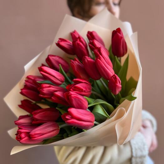 Букет  тюльпанов (33 красных тюльпана)