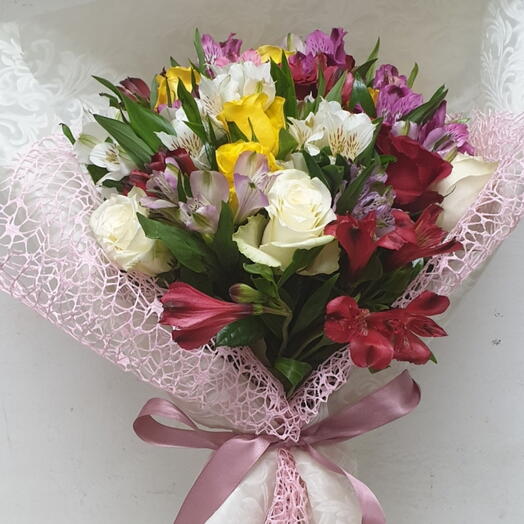 Bouquet rose colorate ed astromelia di colore misto