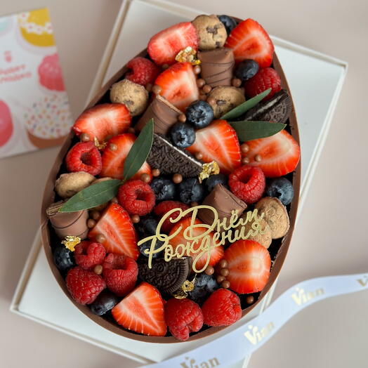 Pastel de cumpleaños de huevo Choco Egg / Snickers, Ferrero, Raffaello, helado de bayas, cereza
