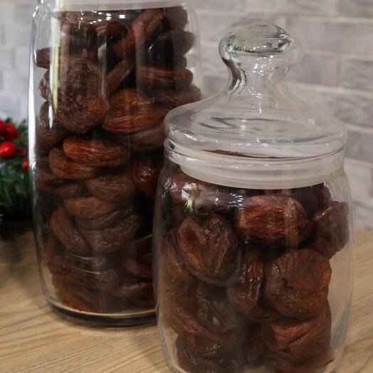 Set dried apricots and black raisins