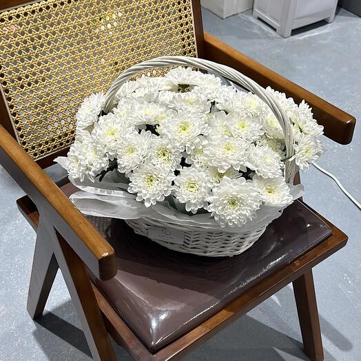 Пышная корзина из хризантем