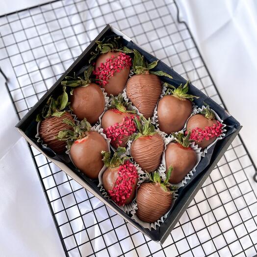 Strawberries in milk chocolate 12 pieces
