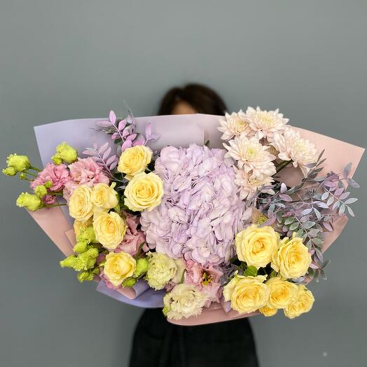 The author's bouquet "Duchess" with bush roses, lisianthus and hydrangea