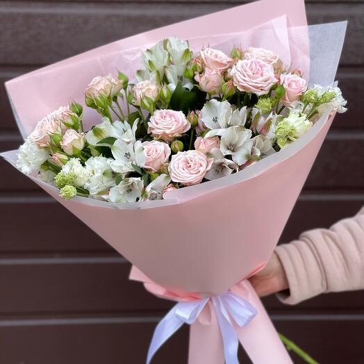 Ramo con rosas y alstroemeria
