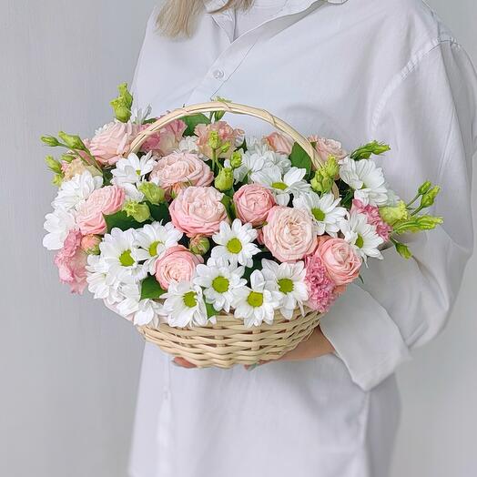 Цветы в плетенной корзине. Пионовидная кустовая роза мадам бомбастик и хризантема