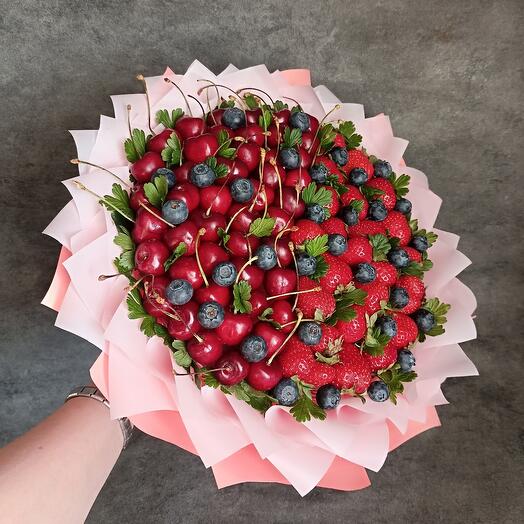 Букет из клубники и черешни