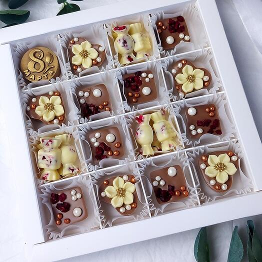 Шоколадный набор ассорти с сублимированной вишней ,малиной и фундуком в подарок на 8 марта