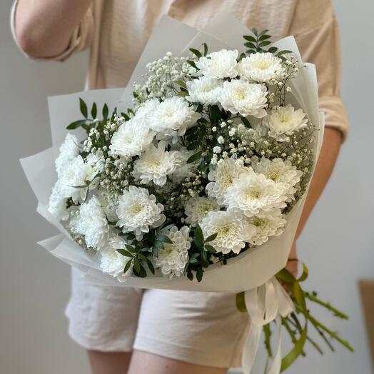 Ramo de crisantemos arbustivos con gypsophila