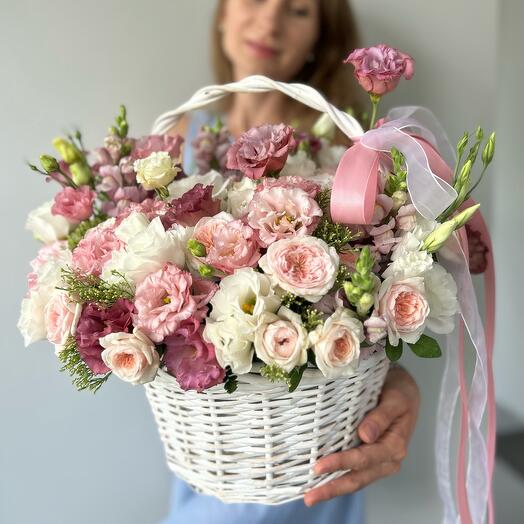 Композиция в плетенлй корзине с розовой и белой эустомой (лизиантусами)