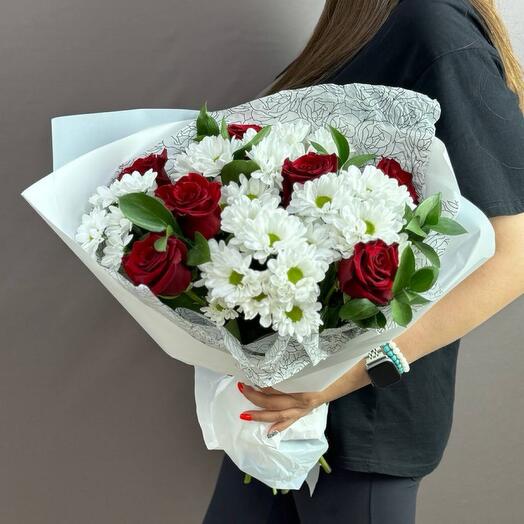 Красивый Букет цветов с красной розой эквадор и кустовой белой  хризантемой размер М