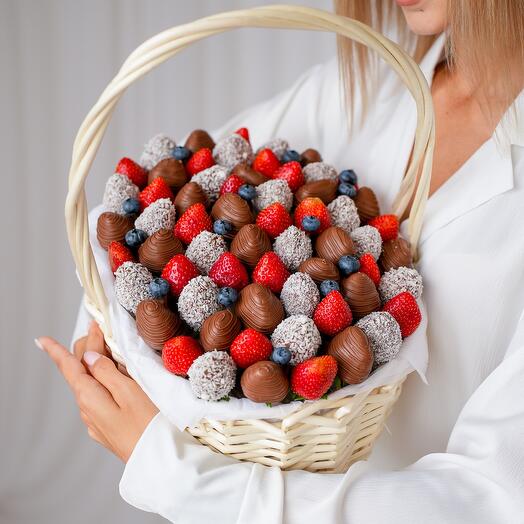 Корзина с клубникой в шоколаде 2