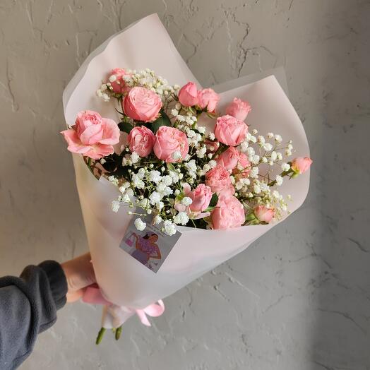 Букет «Цветы и улыбка» (кустовая роза пионовидная, гипсофила)
