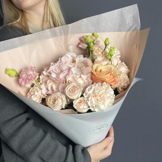 Нежный букет с гортензией, эустомой, пионовидными розами