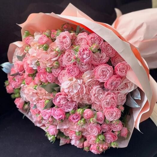 Превосходный микс кустовых пионовидных роз и гортензий