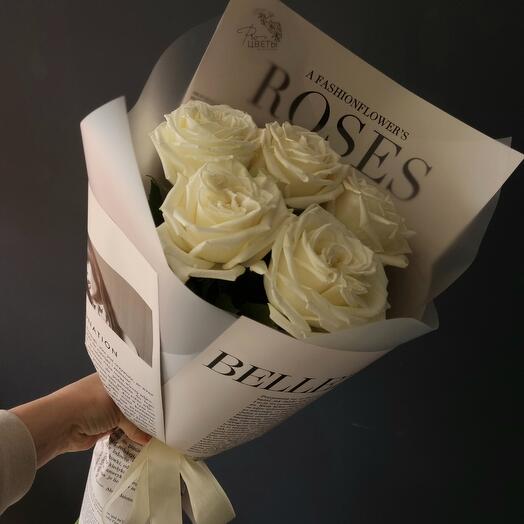 Rosas blancas en forma de peonía en la decoración