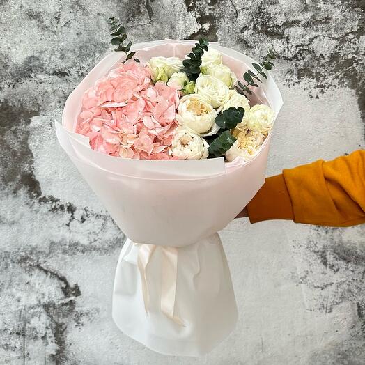 Bouquet di ortensie e rose di peonia
