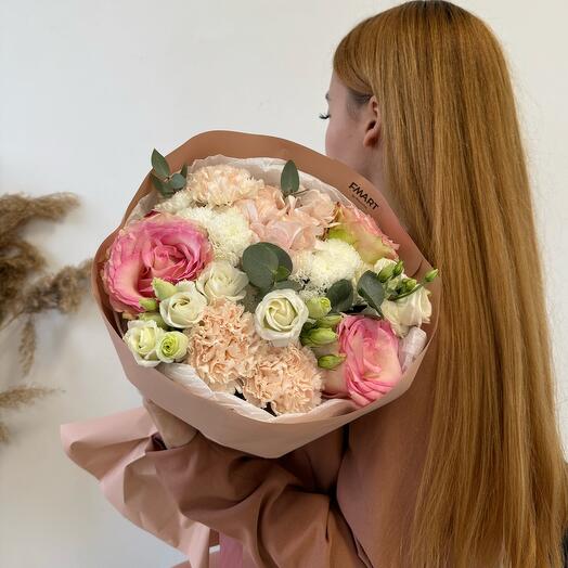 Ramo de rosas delicadas, Dianthus, eustoma y hortensias
