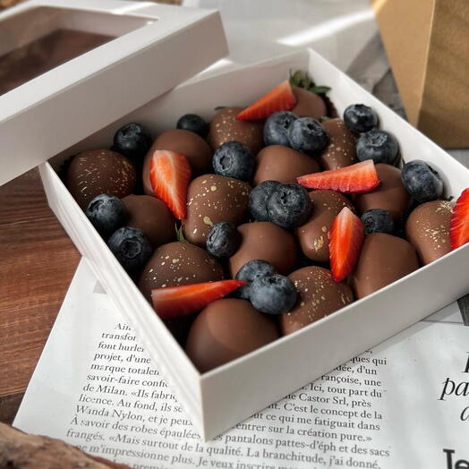 Chocolate covered strawberries with blueberries and strawberry slices