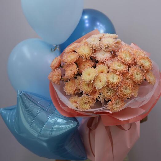 Невероятный букет из хризантем с фонтаном из шаров