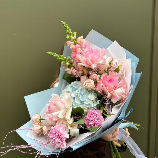"Y los amaneceres son tranquilos aquí" ramo de hortensias, rosas, Dianthus y boca de León