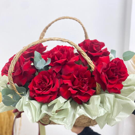 Корзина с красными розами
