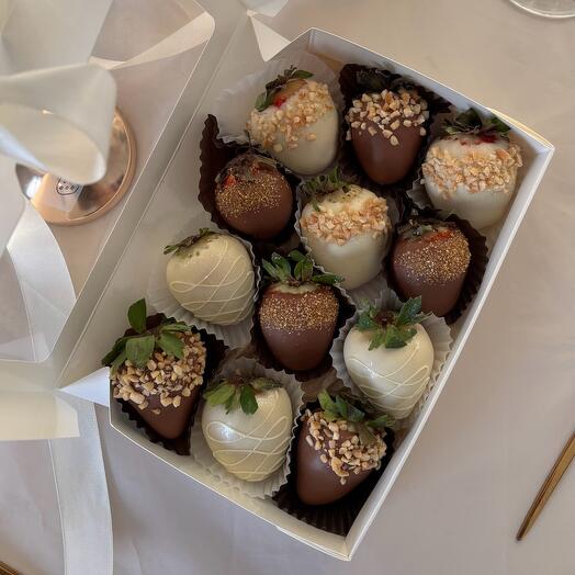 Клубника в белом и молочном шоколаде подарок на Новый год