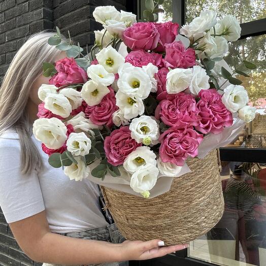 Кашпо с пионовидными цветами