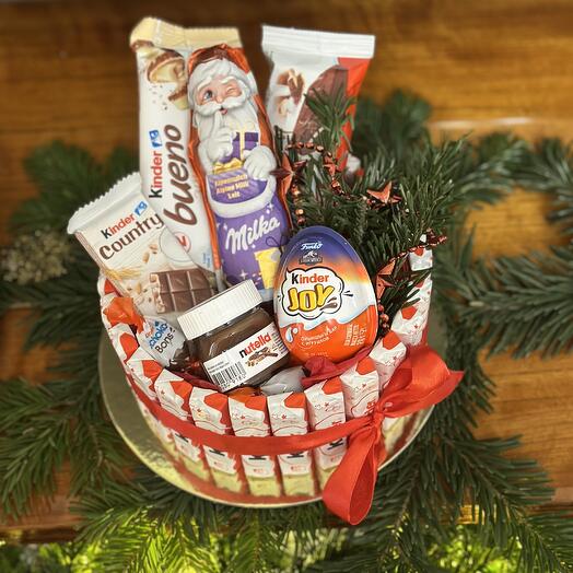 Новогодняя композиция из киндеров