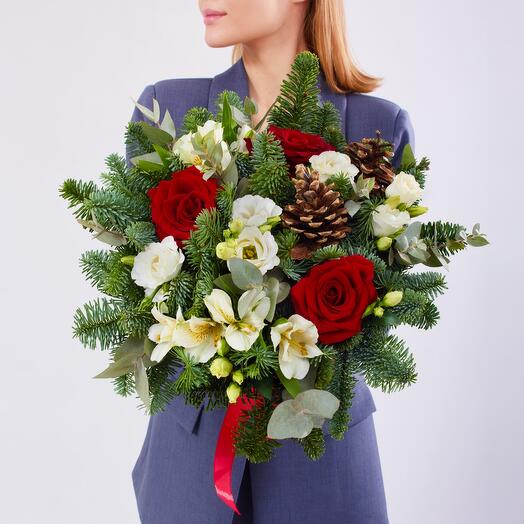 Новогодний зимний букет из Нобилиса, красных Роз и эустомы. Букет F232 Цветы Столицы