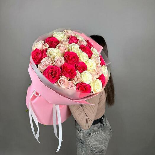 Яркий букет из 35 роз