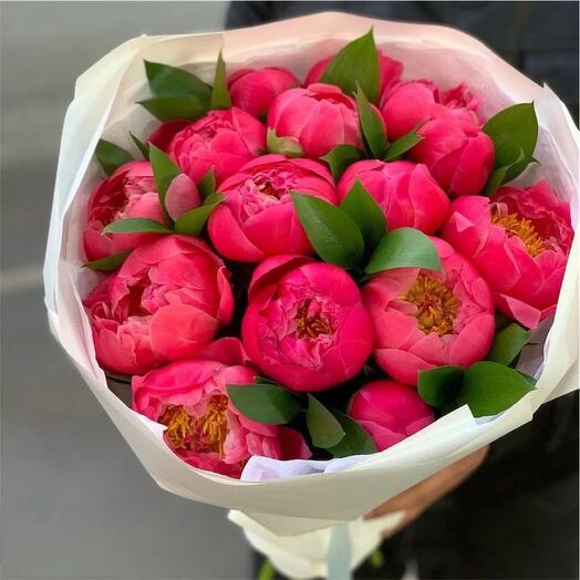 Букет из коралловых пионов 15 шт и рускуса