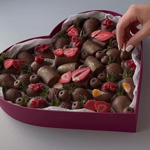 Сердце XL с клубникой и бананами в шоколаде