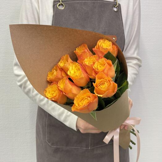 Ramo de flores de 11 rosas naranjas de Kenia en papel Kraft