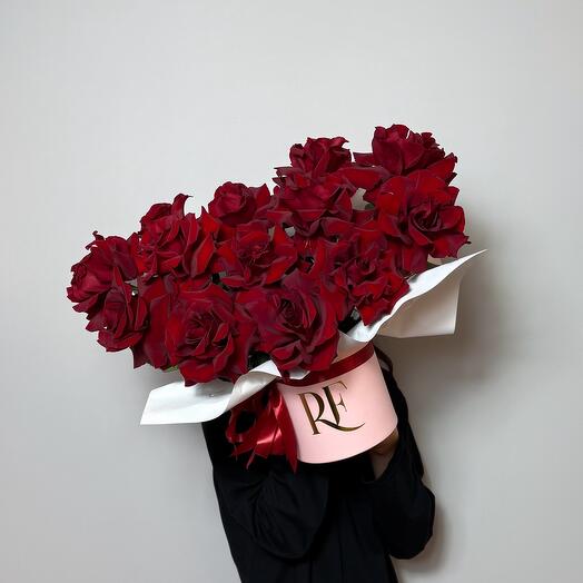 Композиция в коробке S из красных роз