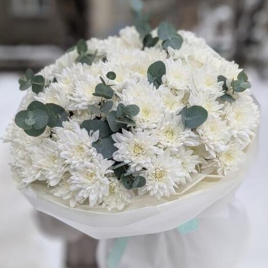 Объемный нежный монобукет из белых кустовых хризантем с эвкалиптом