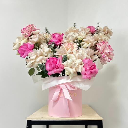 Композиция в коробке из роз и эвкалипта