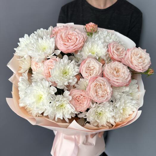 Пишний стійкий букет з хризантемами і кущовими піоновіднимі трояндами