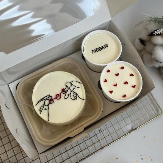 A set of bento+2 cakes in a glass