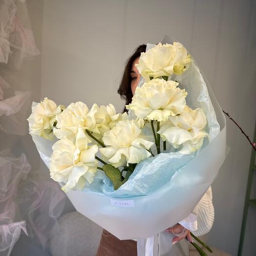 Mono de rosas francesas blancas